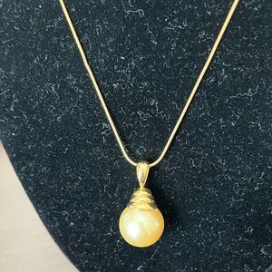 Elegant large South Pacific Sea  Pearl Pendant Necklace